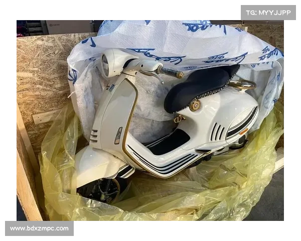 Vespa推出和Dior联名的限量版946踏板车,售价猜测将超过20万 Vespa推出和Dior联名的限量版946踏板车,售价猜测将超过20万
