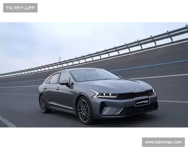 全新一代起亚K4两厢版实车亮相 造型个性、运动 配一体式双联屏